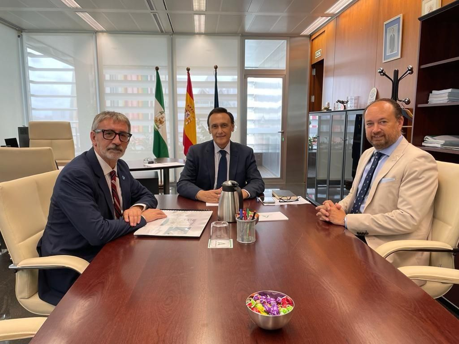 El rector de la UCA, el consejero de Universidades y el secretario general de la consejería.
