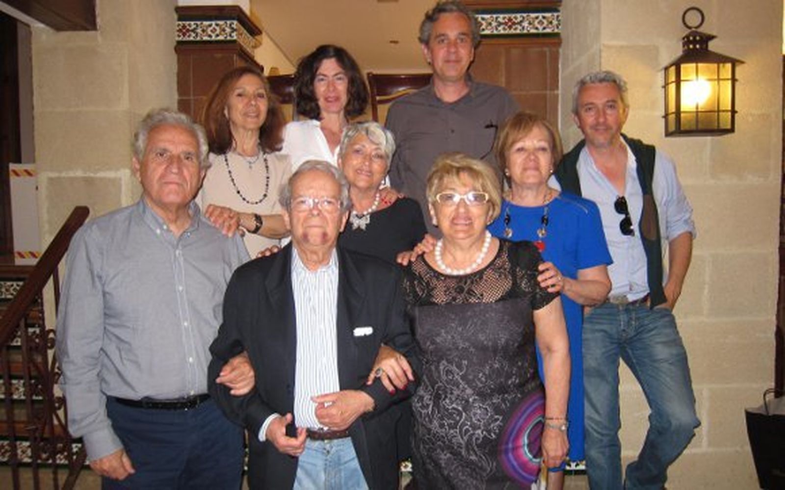 El anfitrión con Manolo Quiñones, María del Carmen Álvarez, Inma Gordillo, José María Fernández, Juani Rivero, Maruja Perales y Felisa Rivera.  Foto: Ignacio Casas de Ciria