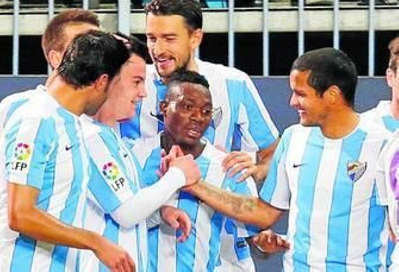 Rosales felicita a Juanpi tras su gol contra el Getafe.
