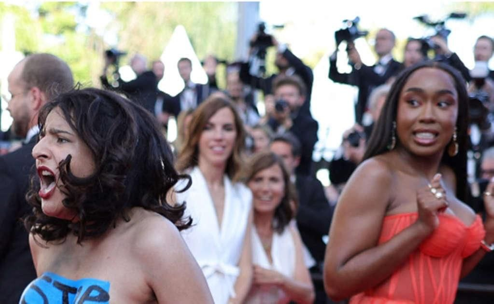 Una mujer protesta en Cannes por la situación actual de las mujeres en Ucrania.