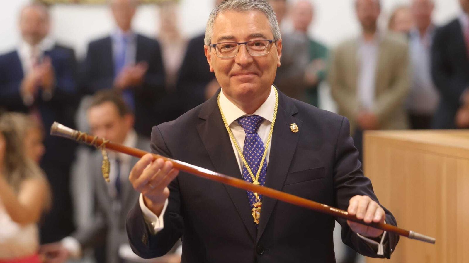 Francisco Salado muestra la vara de mando tras ser investido presidente de la Diputación de Málaga. Francisco Salado muestra la vara de mando tras ser investido presidente de la Diputación de Málaga.