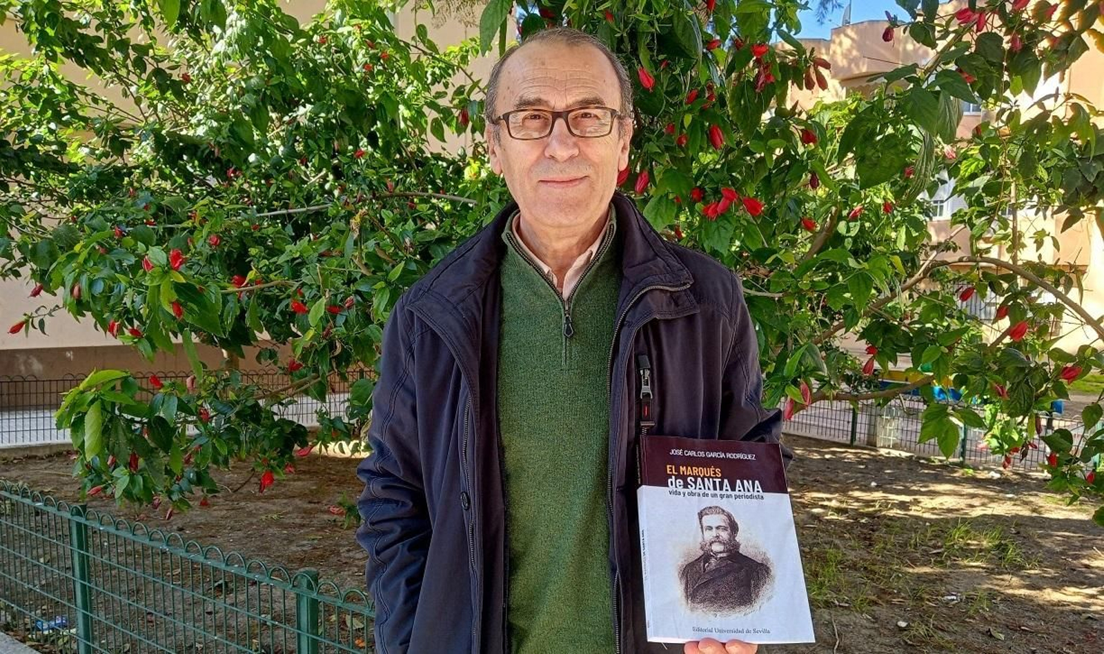 El escritor sanluqueño José Carlos García Rodríguez, mostrando un ejemplar de su nuevo libro, 'El Marqués de Santa Ana. Vida y obra de un gran periodista'.