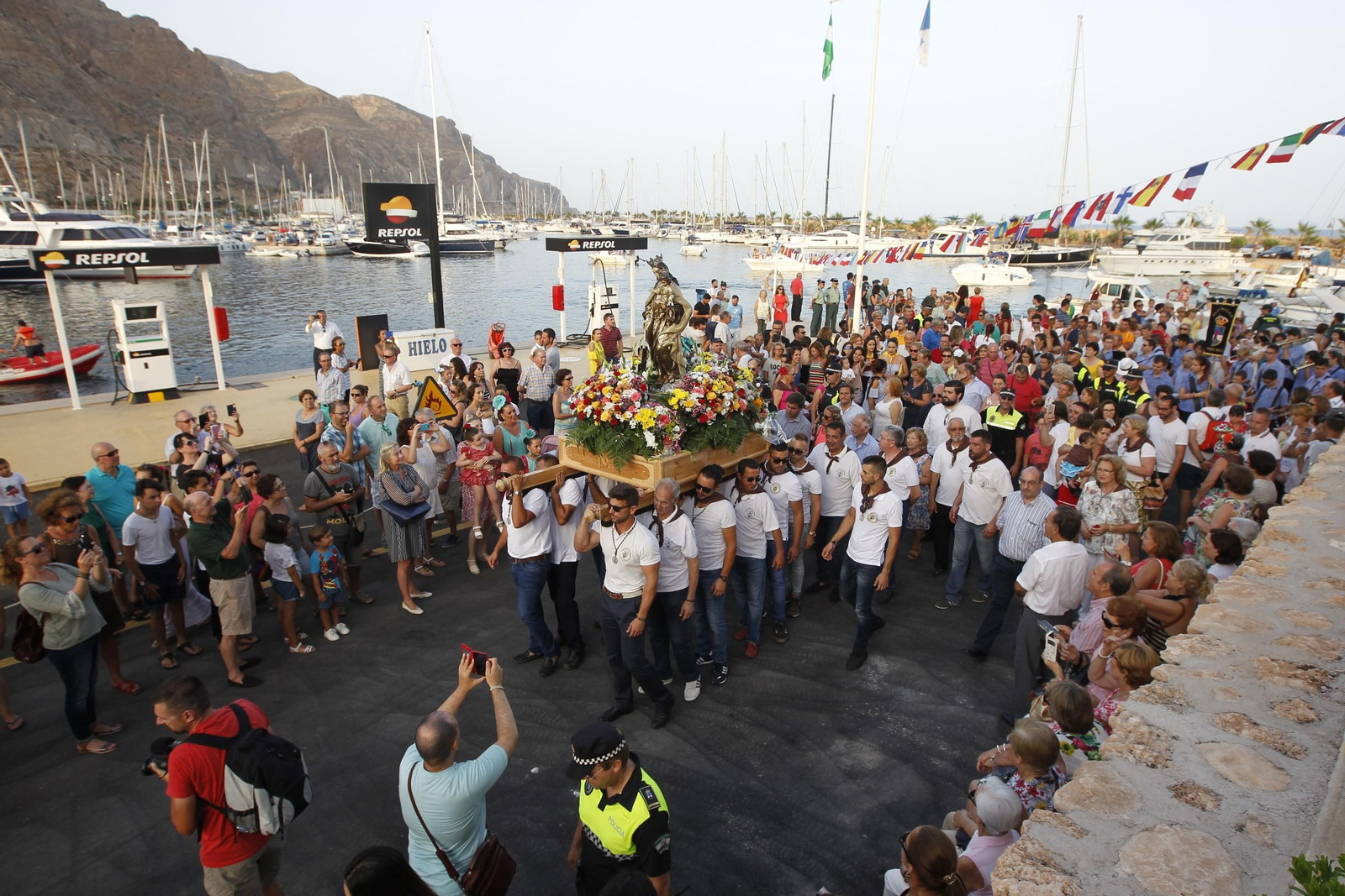 La patrona de los marineros fue recibida por cientos de devotos.