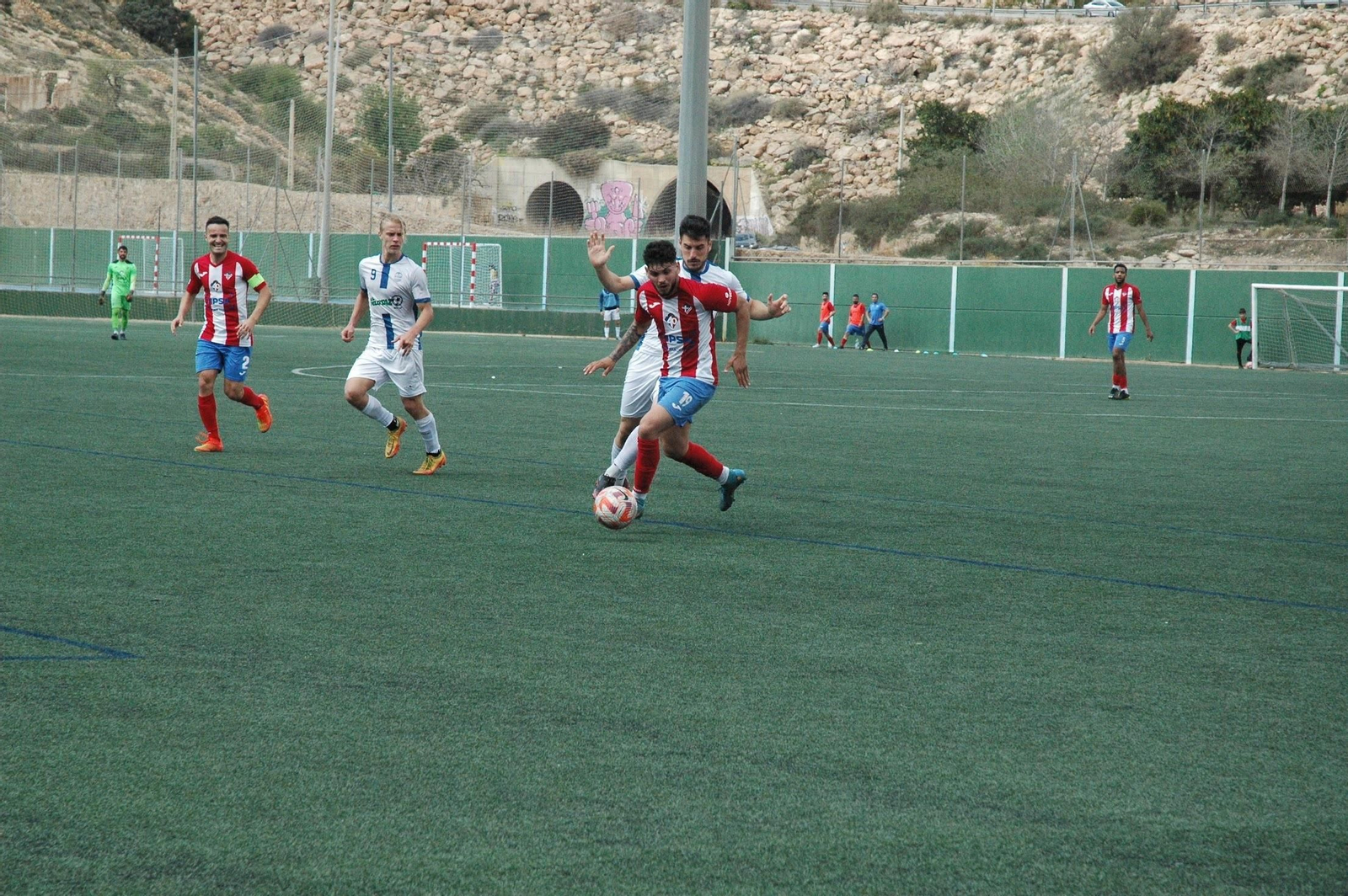 Cato sale de la presión de un rival durante el partido que enfrentó a los rojiblancos con el Mijas Las Lagunas.