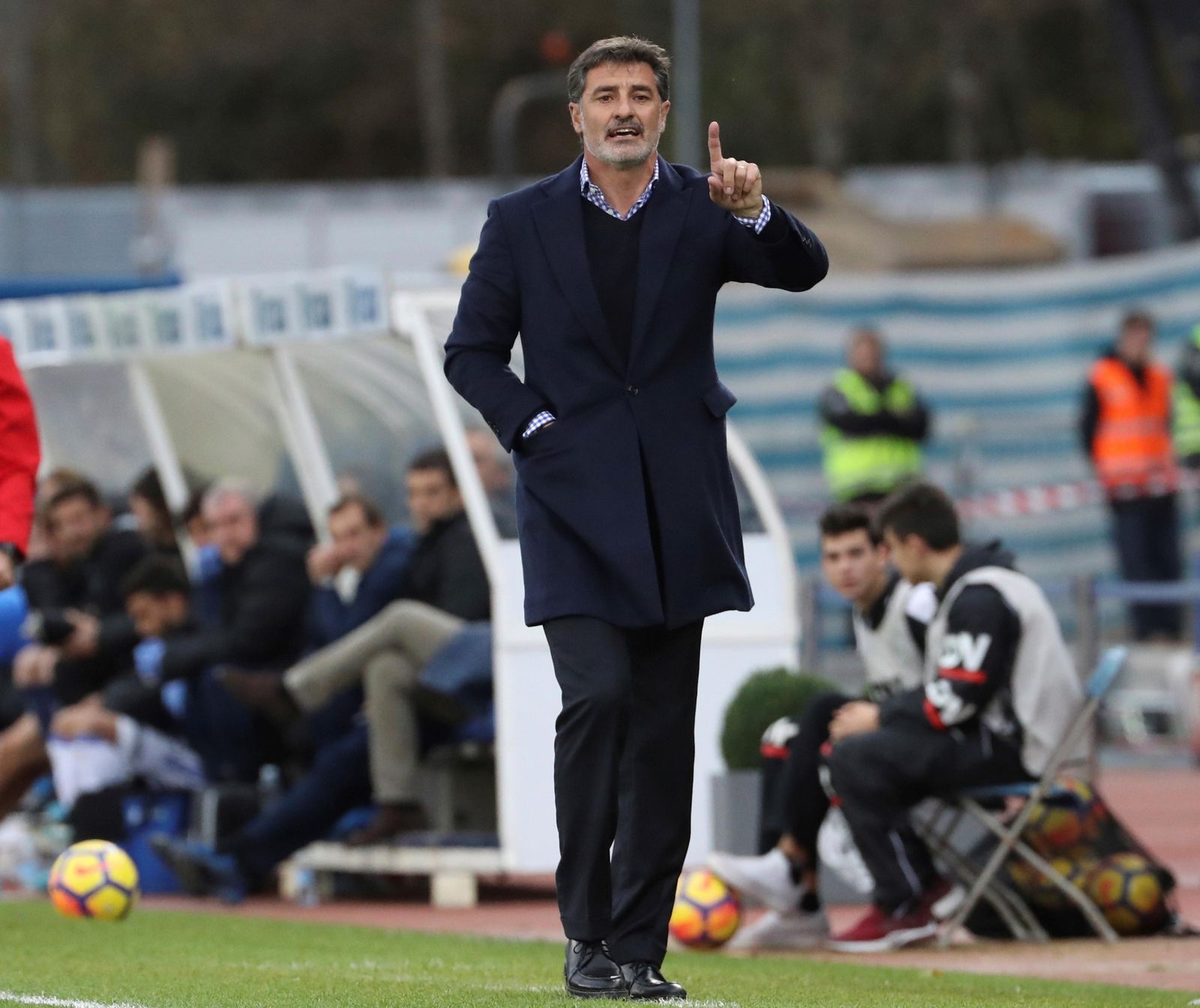 Míchel da instrucciones a sus futbolistas en Anoeta.
