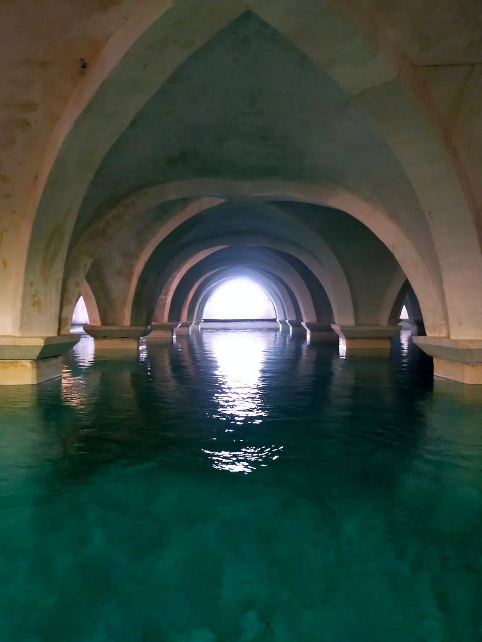 El espectacular interior de la conocida como Catedral del Agua de Beas de Segura, un depósito subterráneo con bóvedas y columnas que recuerda a un templo y forma parte del reconocido Paisaje del Agua.