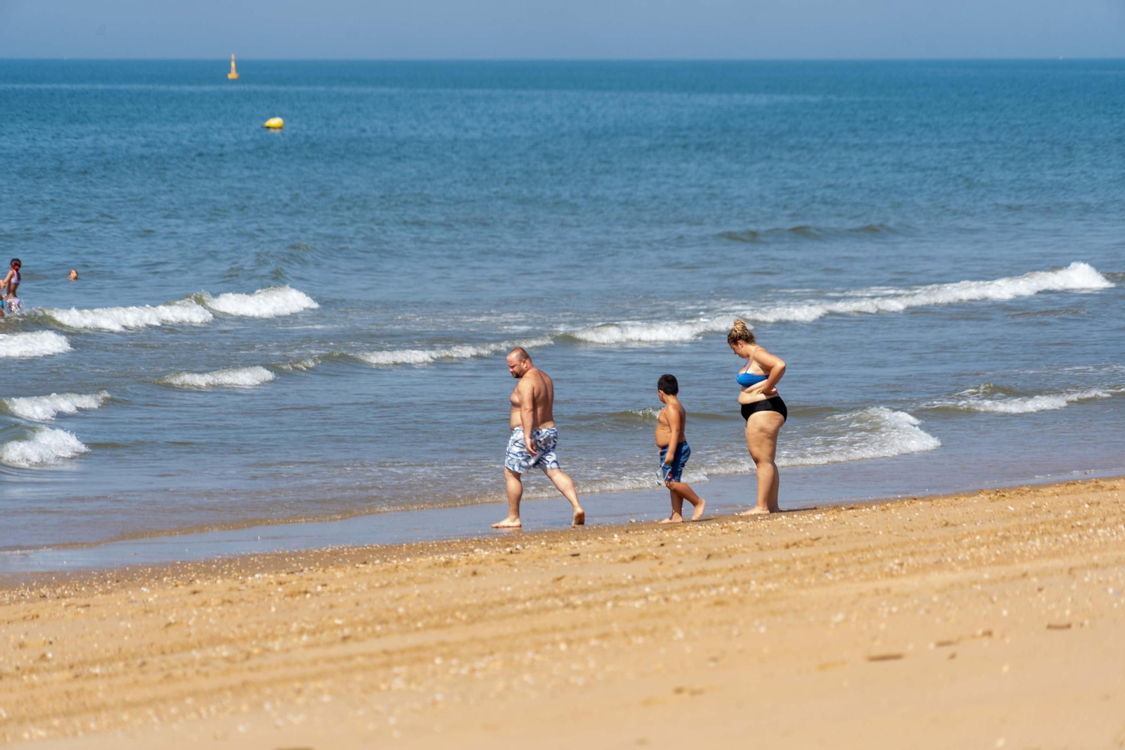 Una mañana de domingo en El Espigón, la playa de Huelva capital.