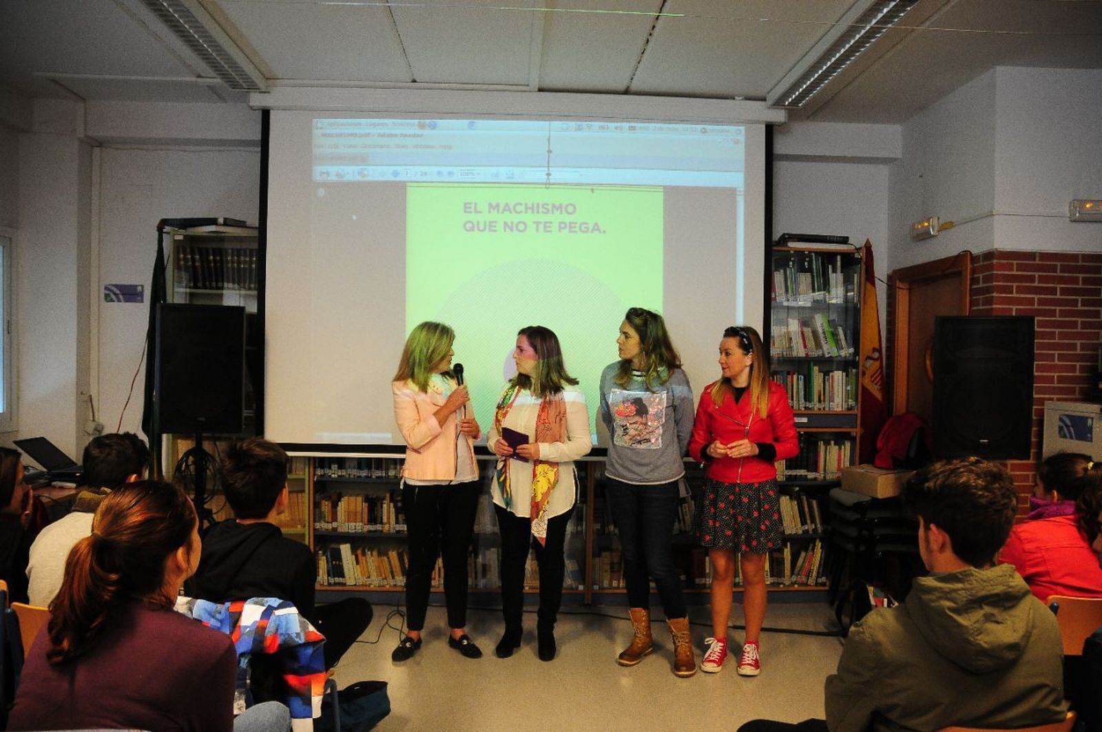 Presentación de la guía, ayer en Cádiz, durante un taller en el instituto Cornelio Balbo.