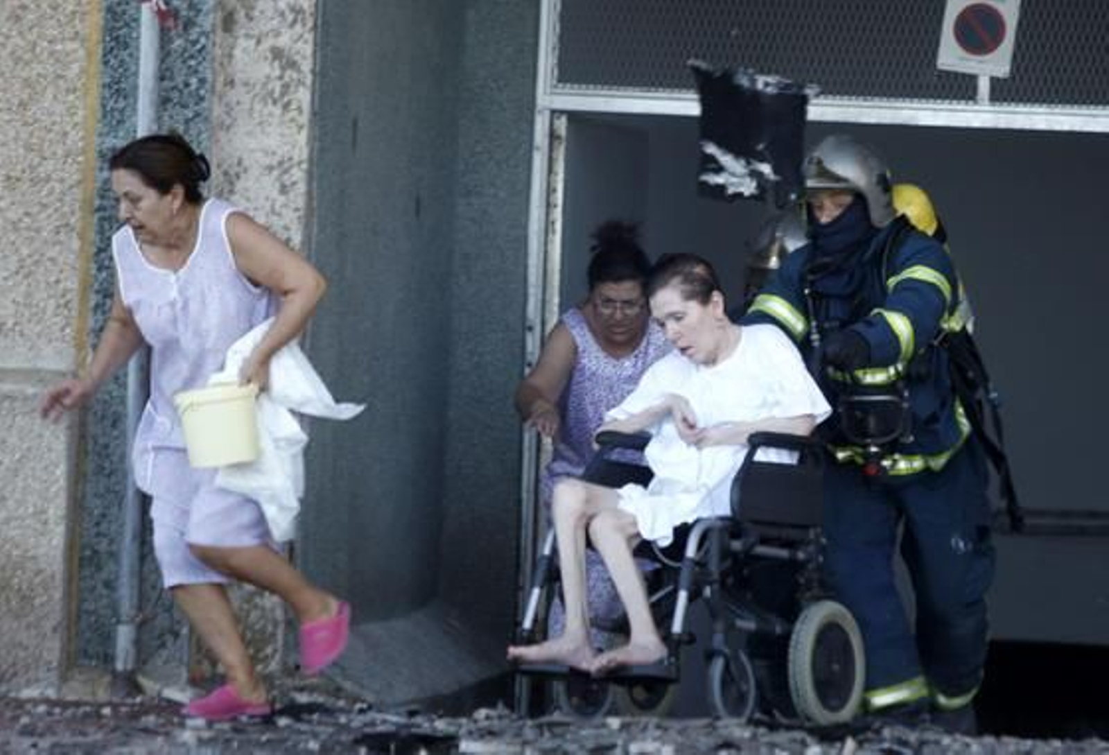 Espectacular incendio en un edificio de la calle Brasil. /Jesús Marín