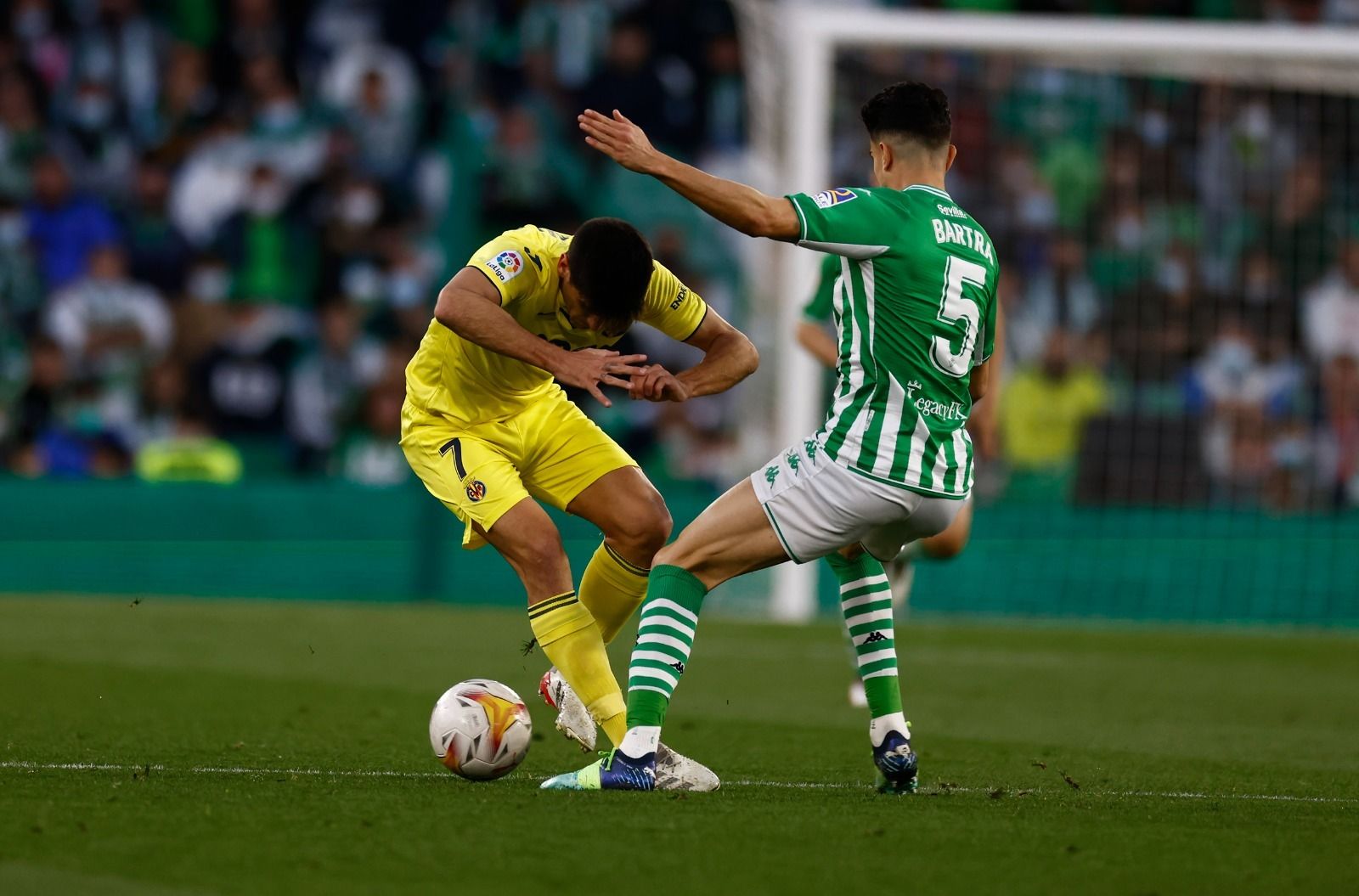 Bartra, en un lance con Gerard Moreno.