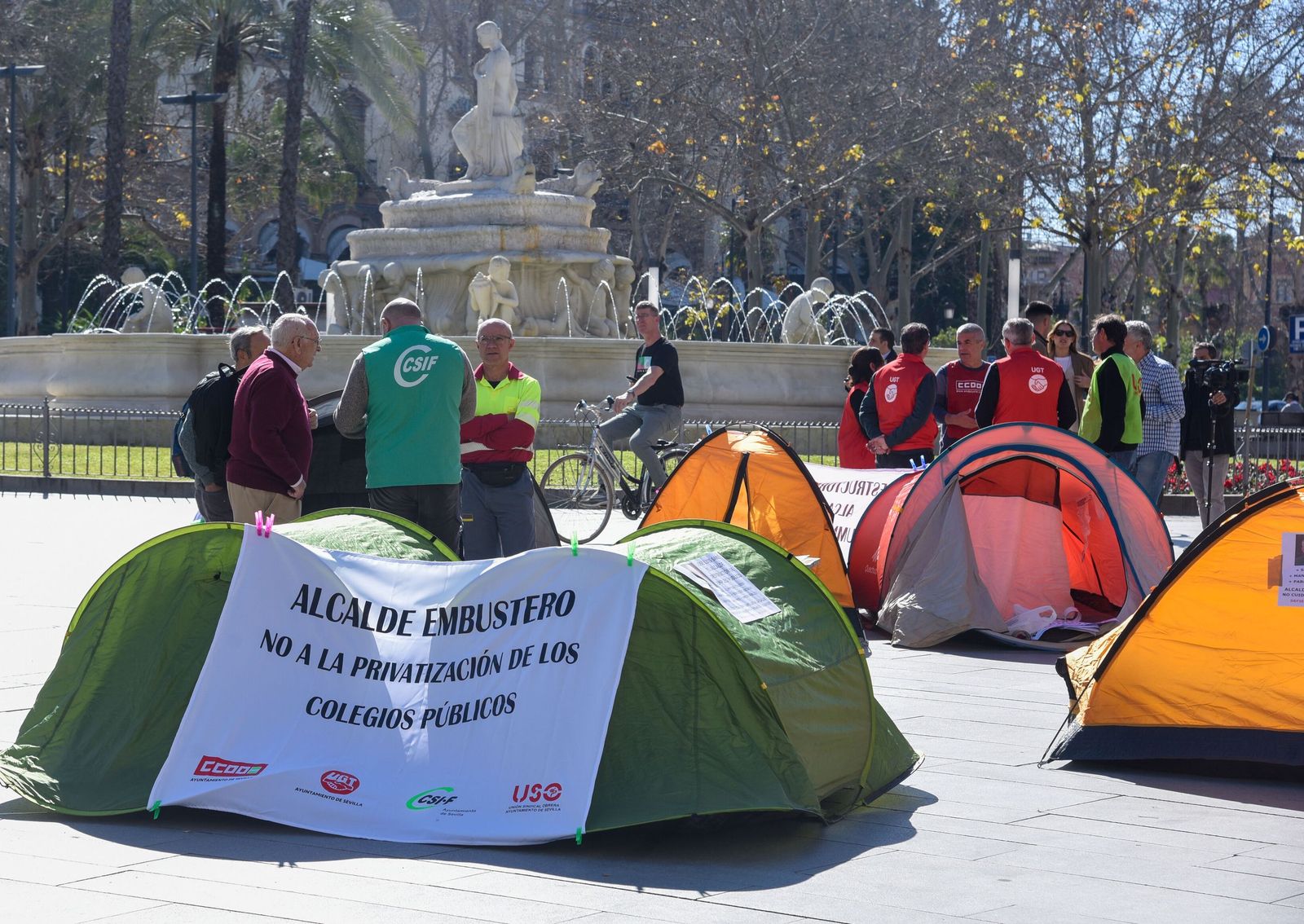 La acampada de los trabajadores municipales contra la privatización de la limpieza en los colegios.
