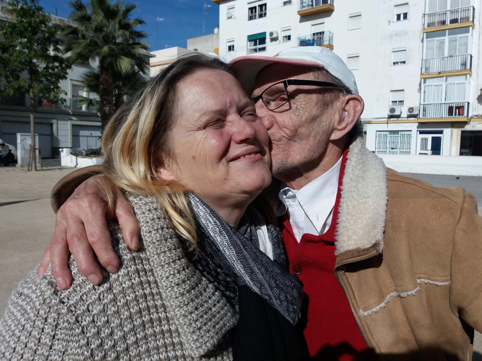 Antonio Jiménez, el padre de Ana, la abraza y la besa.