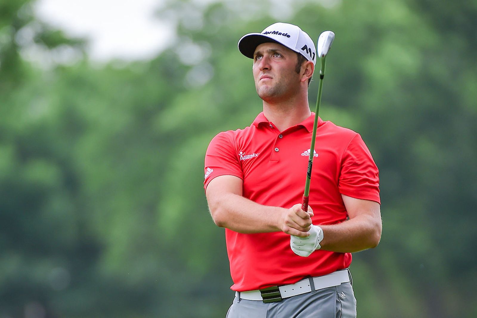 Jon Rahm mira una bola tras lanzar un golpe en un torneo reciente.