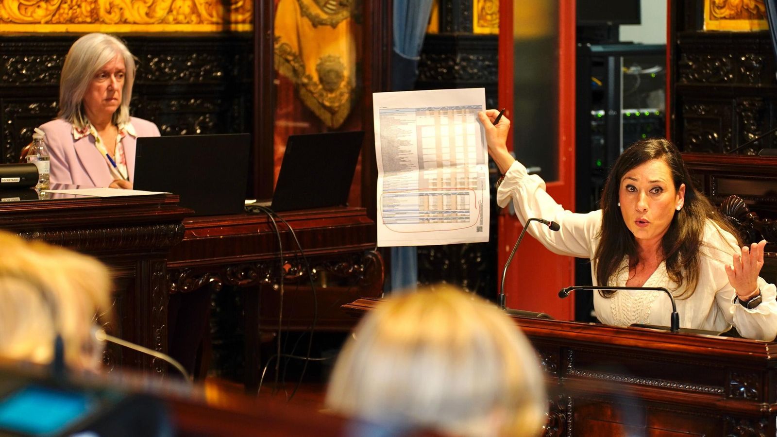 Rocío Arrabal muestra un documento en el pleno de este viernes.