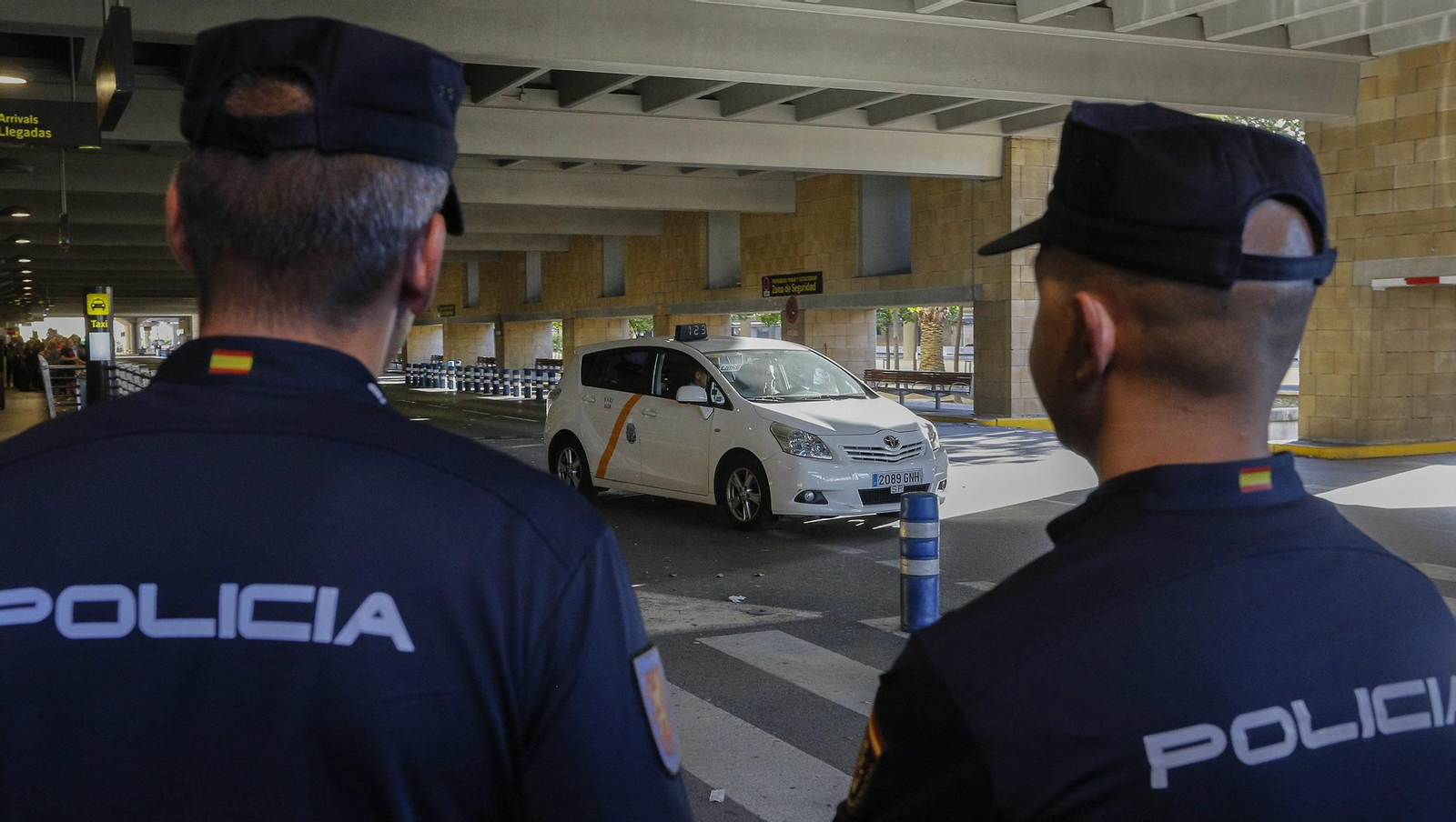 El Consistorio se ha personado recientemente en la macrocausa de la mafia del taxi a través de la empresa Tussam. En la imagen, dos policías en la parada de taxis del aeródromo sevillano. El Consistorio se ha personado recientemente en la macrocausa de la mafia del taxi a través de la empresa Tussam. En la imagen, dos policías en la parada de taxis del aeródromo sevillano.