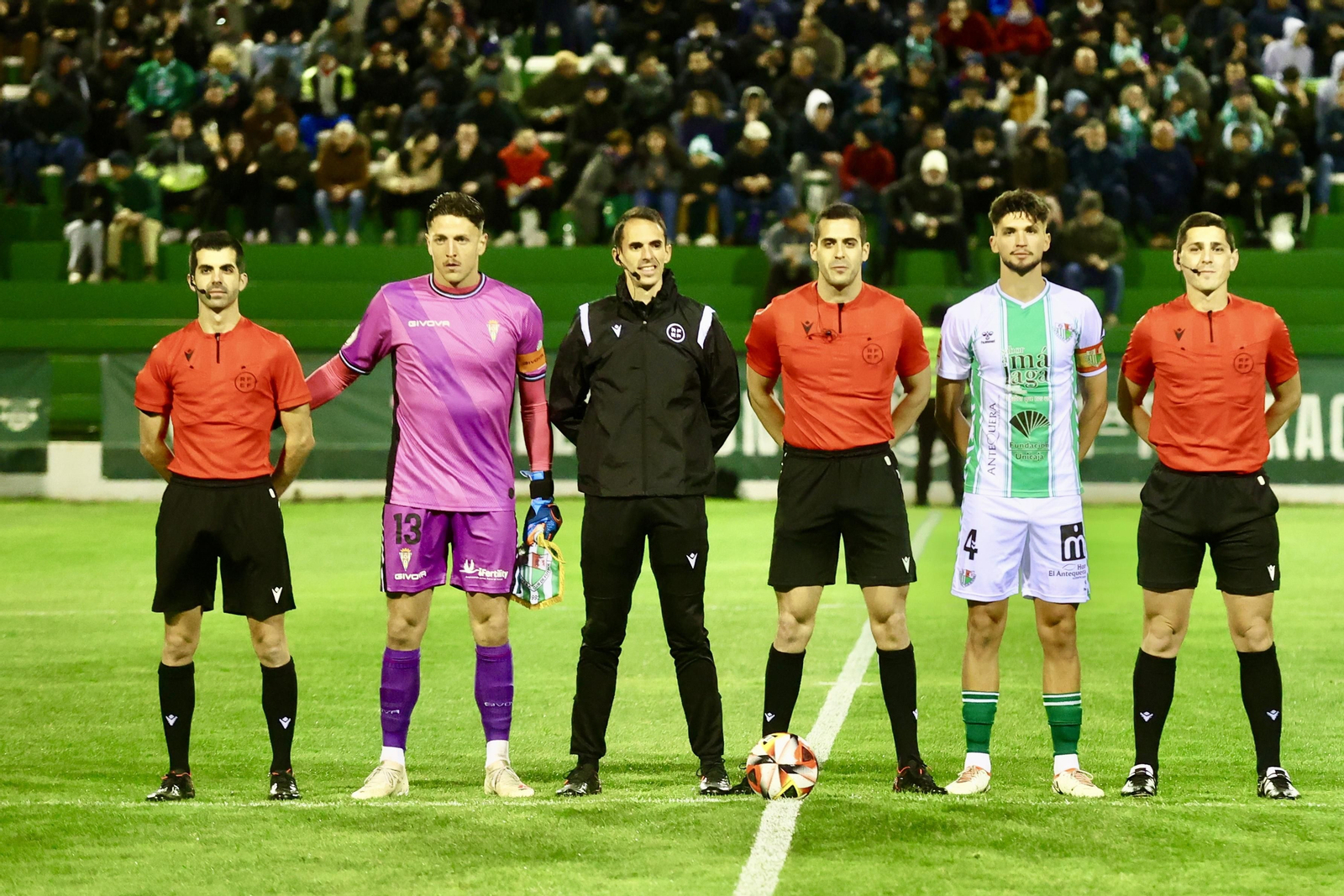 Las mejores fotos del ambiente en El Maulí para el Antequera - Córdoba CF