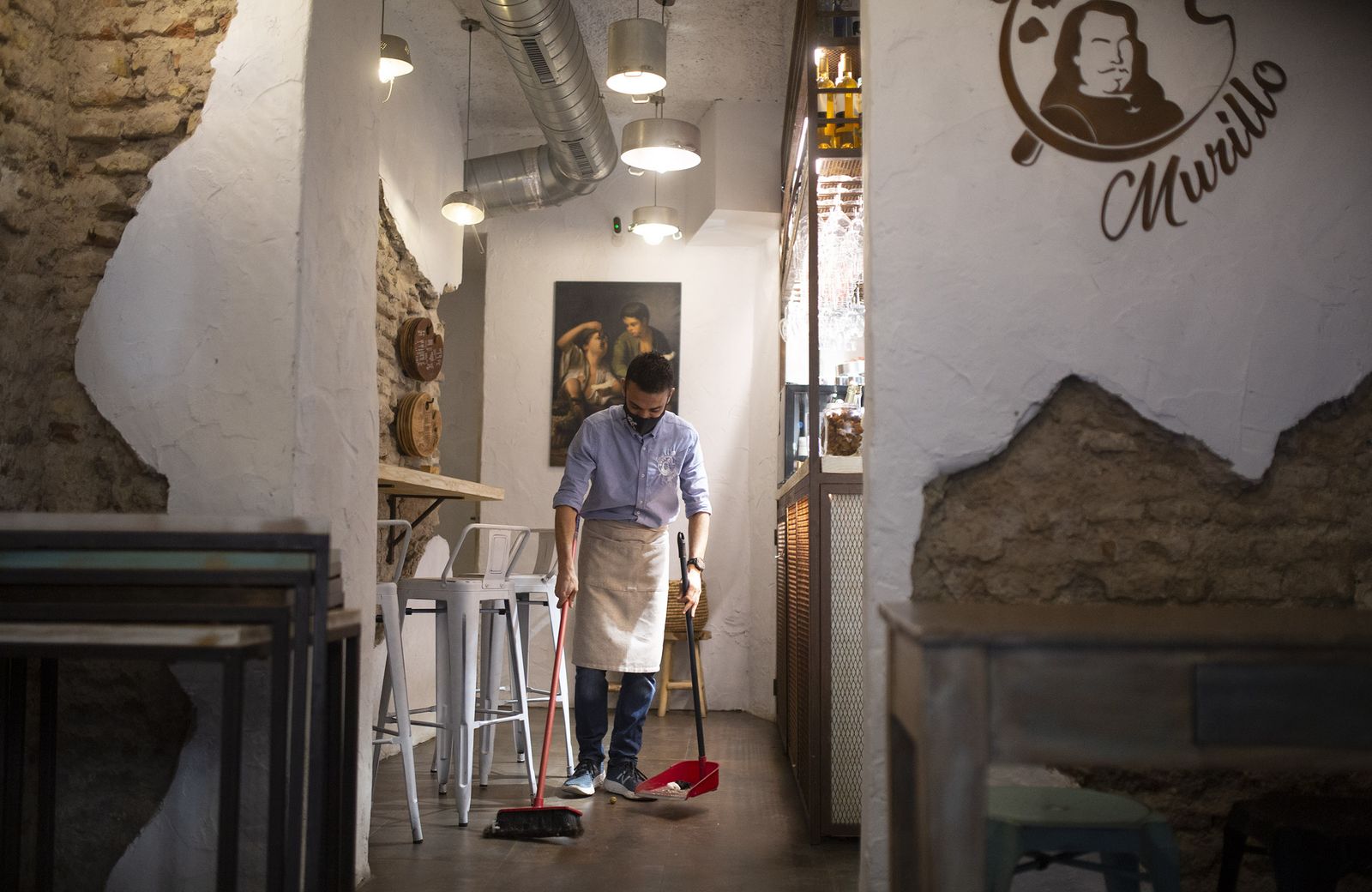 El cierre de los comercios y la hostelería se adelantan en Sevilla