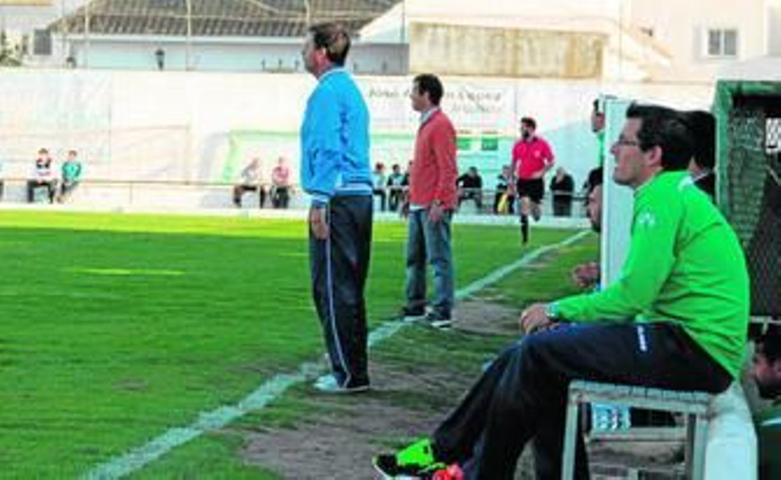 Ismael Pérez, en primer término, y José Herrera, siguen el juego desde la línea de banda.
