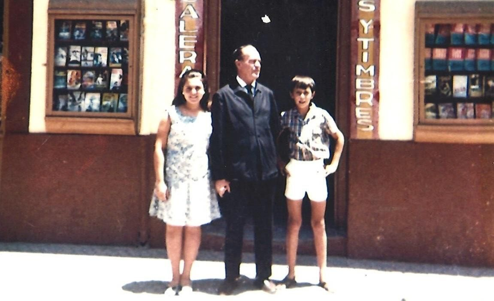 José Roldán, con sus hijos Angustias y Jesús, ante el estanco.