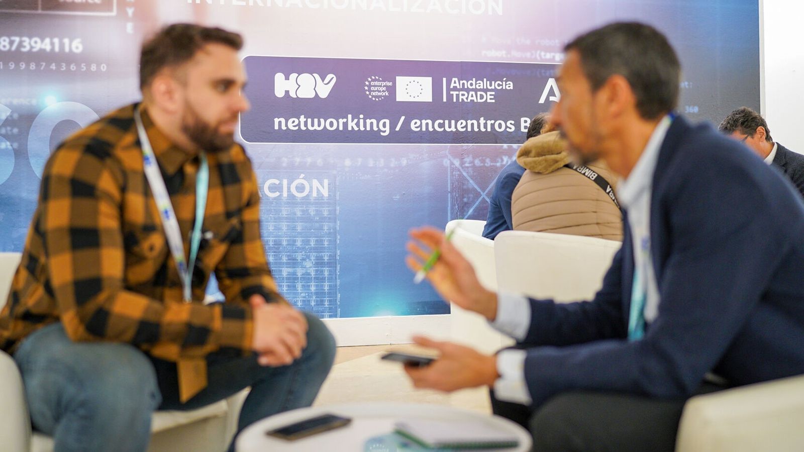 Zonas de networking y encuentros empresariales.