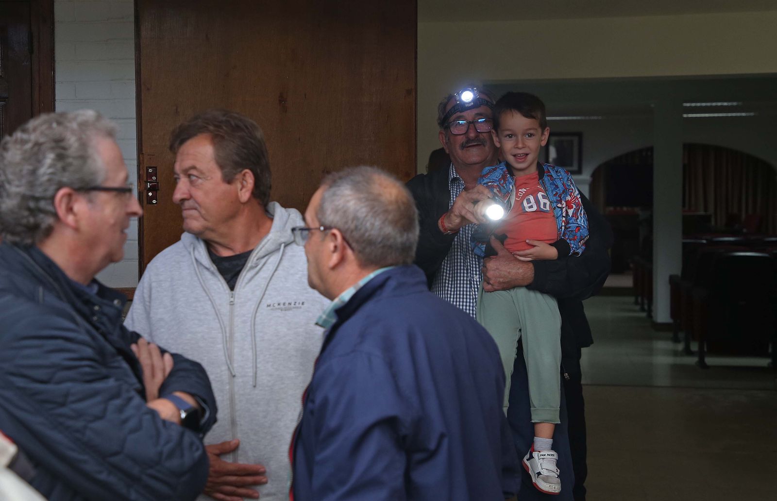 Fotos de la manifestación contra los cortes de luz en Castellar