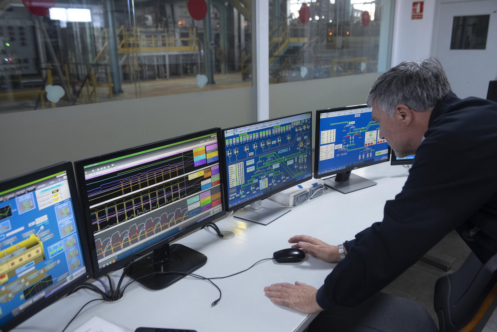 El corazón de una planta de reciclaje de vidrio, en imágenes