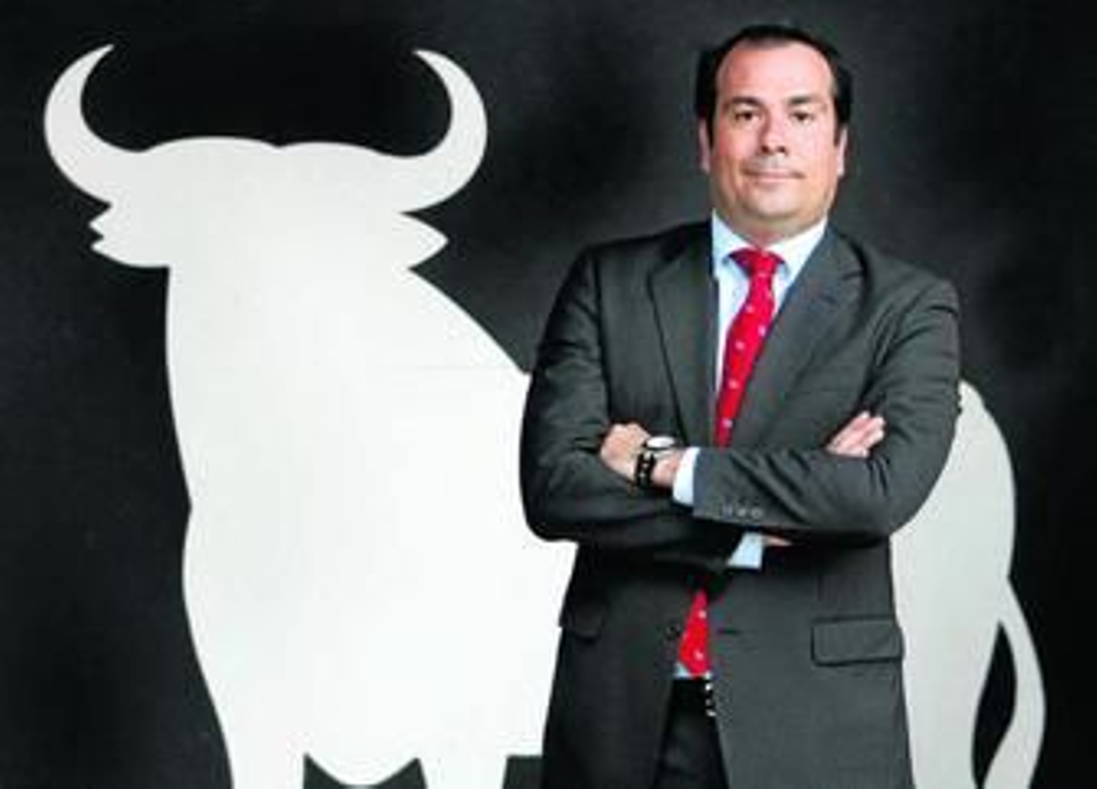 Iván Llanza posa, este martes, ante una silueta gris del 'toro de Osborne'.
