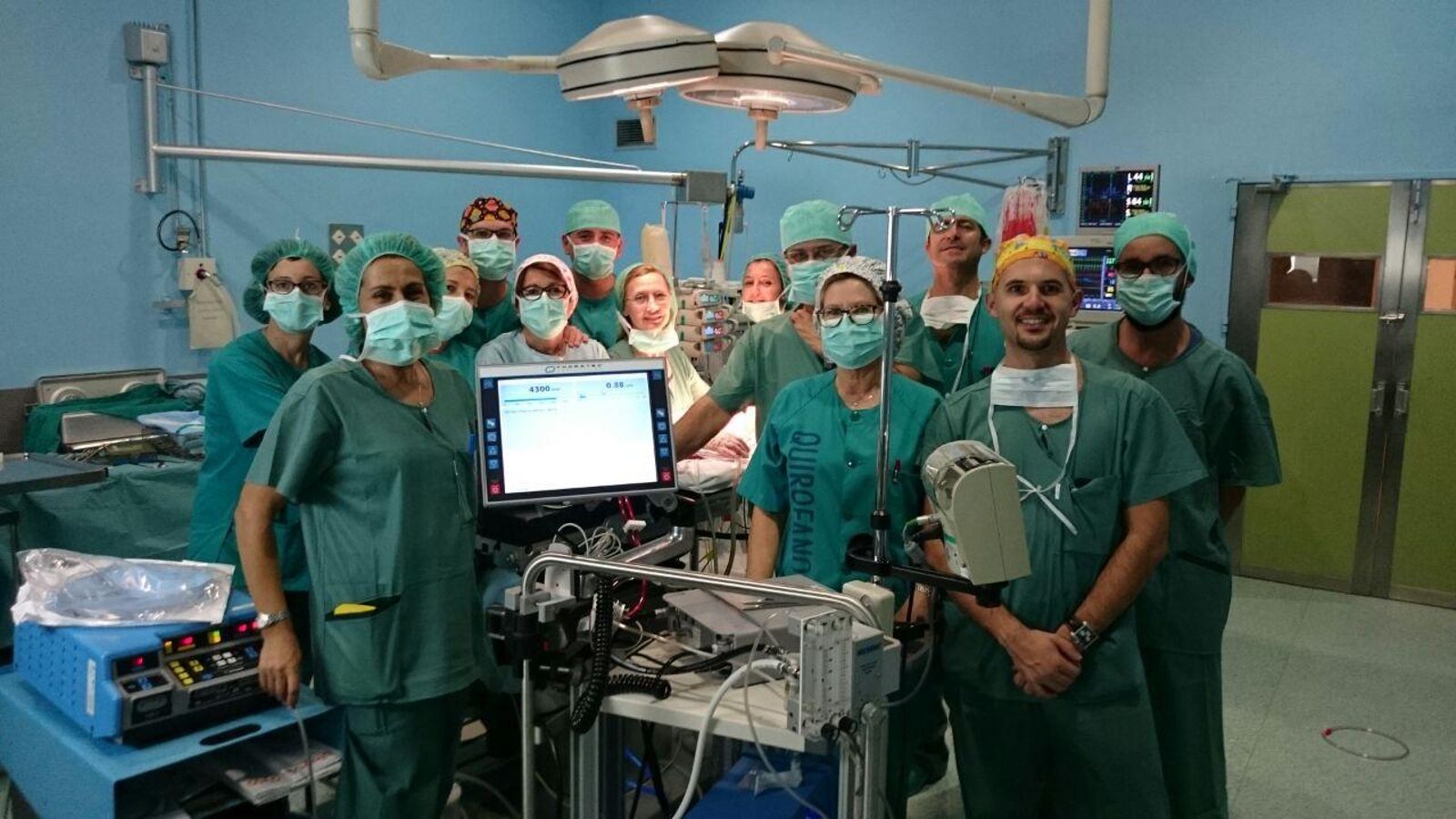 El equipo del Materno que utilizó por primera vez el aparato que hace de pulmón y corazón artificiales.