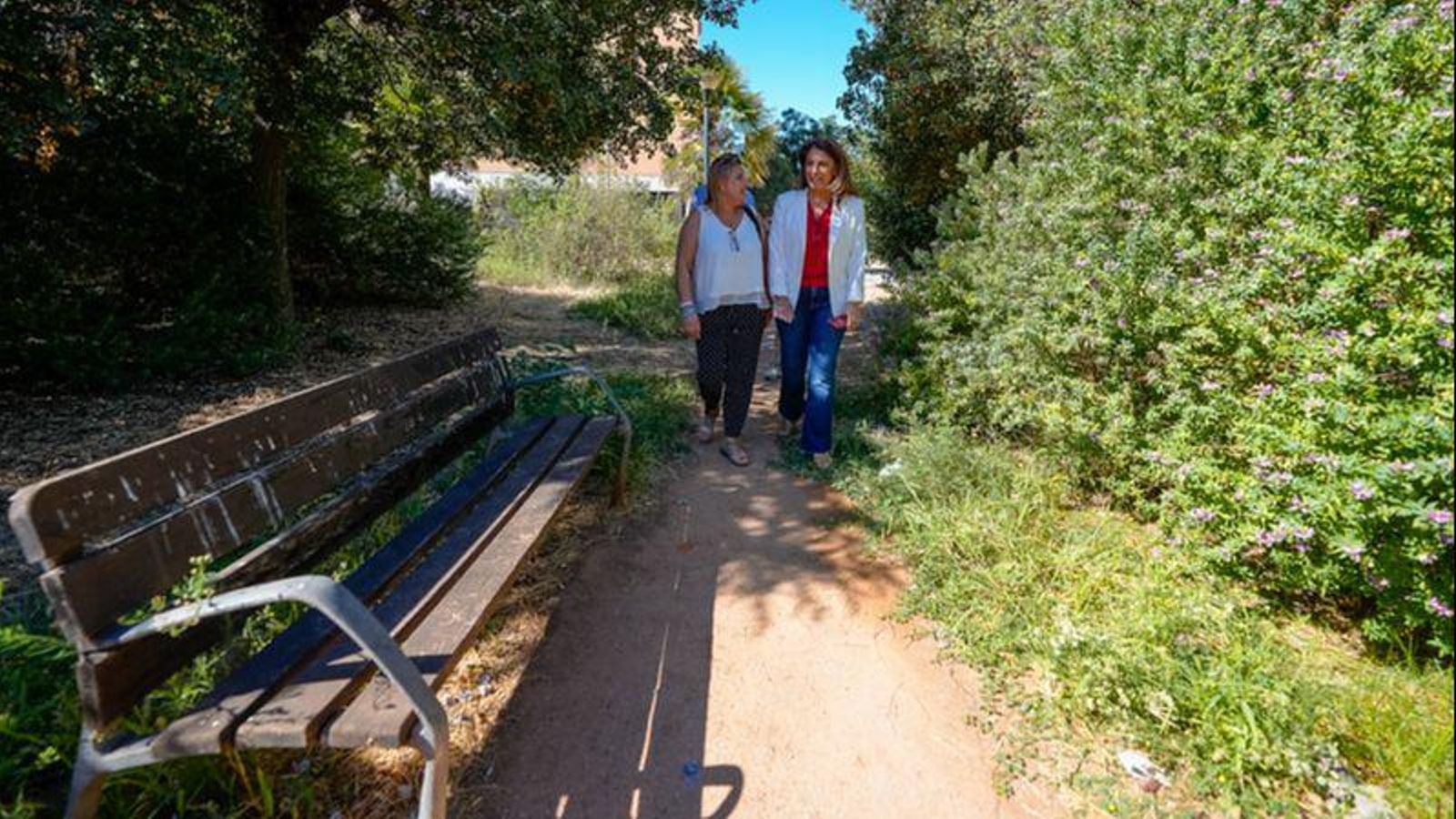 Raquel Ruz visita los parques y jardines de la calle Goleta en La Chana