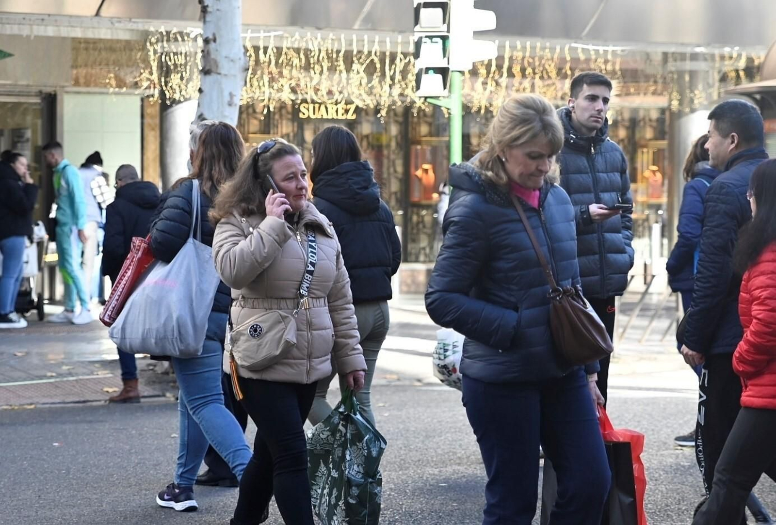 Las cordobeses se echan a la calle el primer día de las rebajas de invierno, en imágenes
