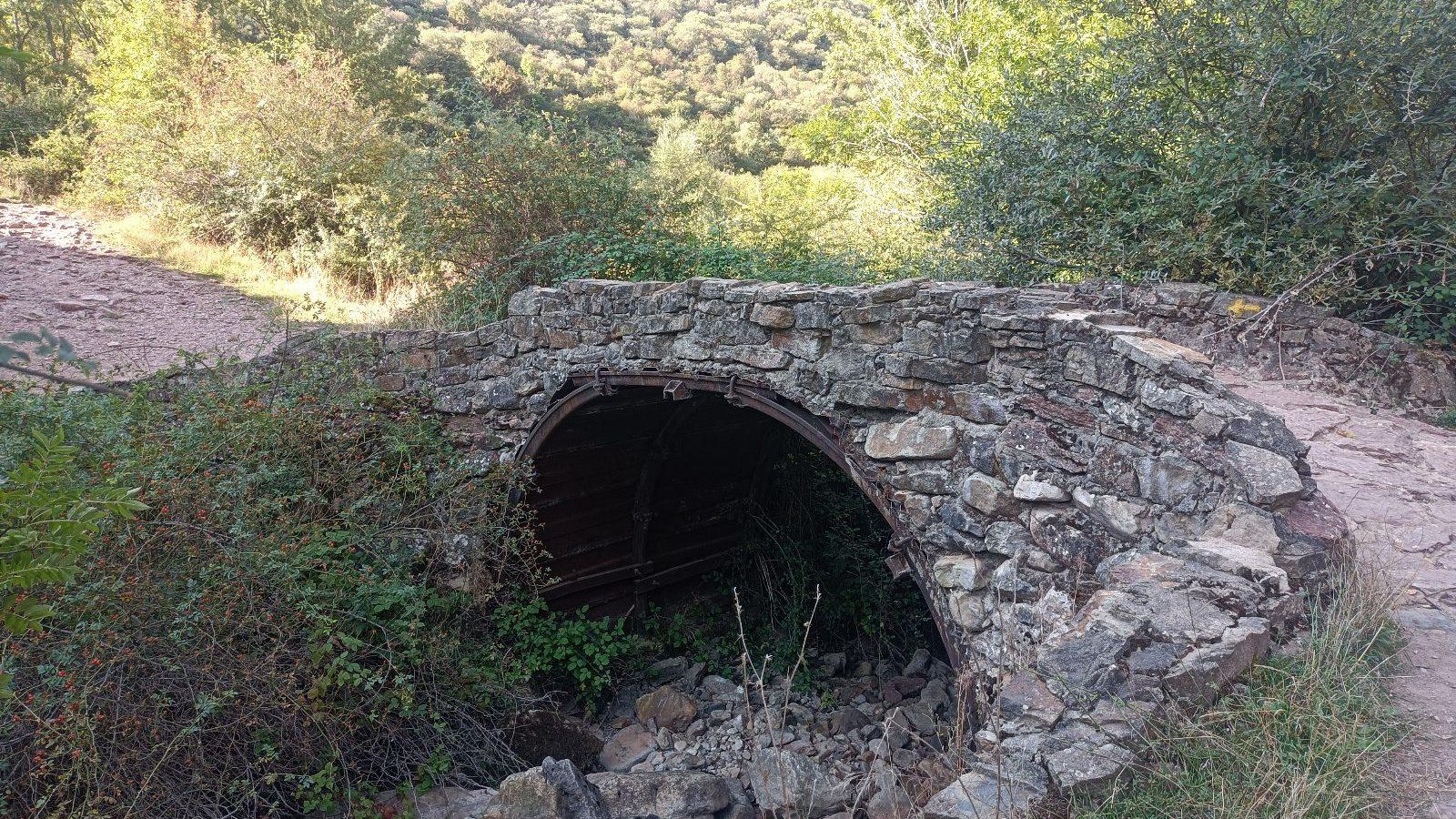 Puente de piedra a la salida del hayedo.