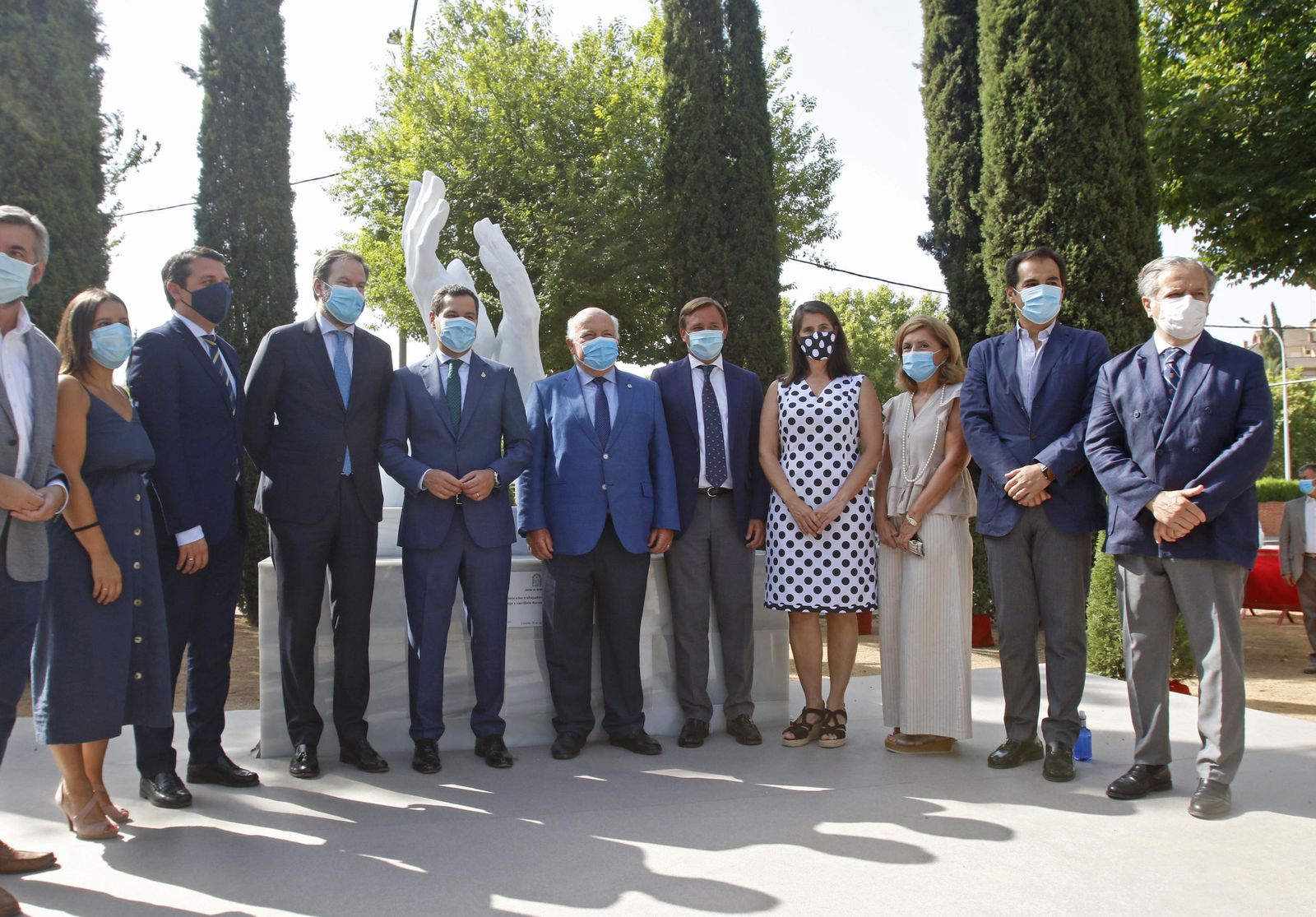La escultura en honor a los sanitarios en Córdoba, en fotos
