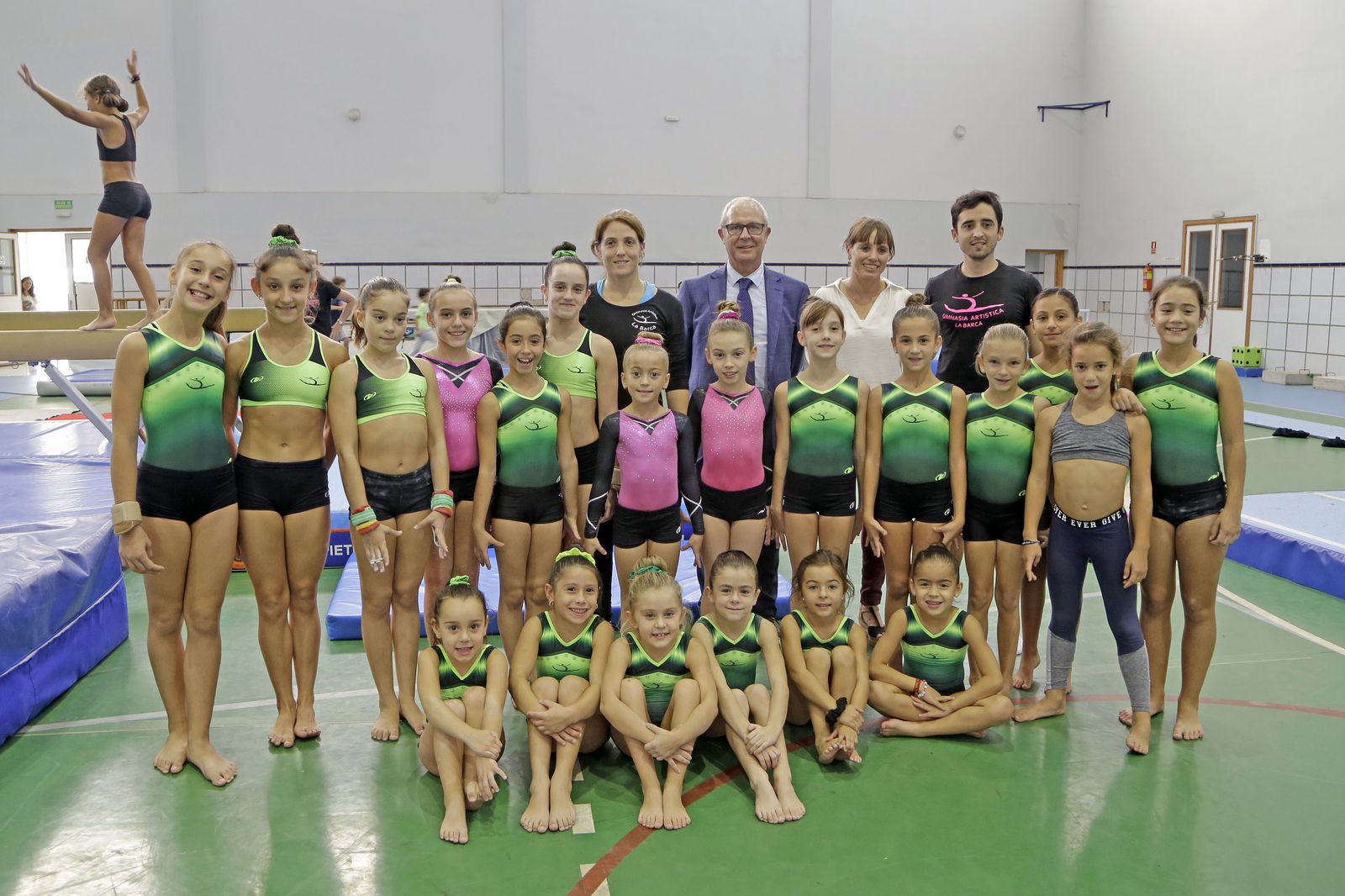 Las integrantes del CGA de La Barca y los técnicos posan junto a Juan Luis Belizón y Laura Álvarez.