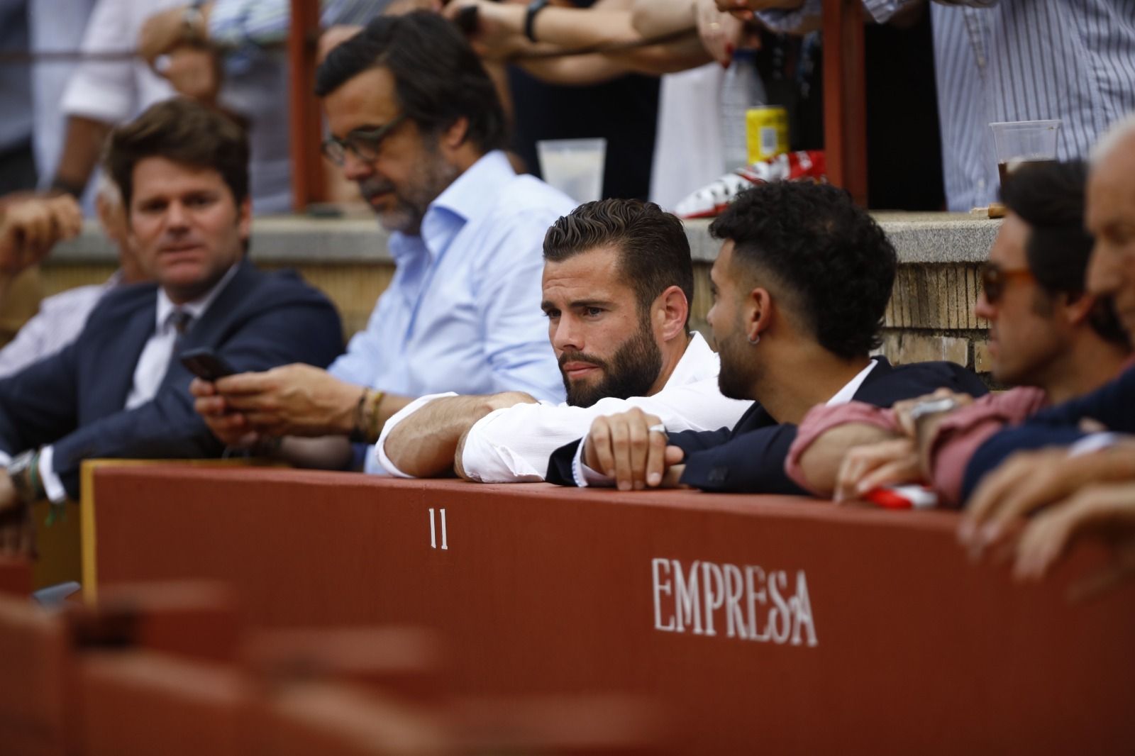Nacho, en compañía de Manuel Cortés Bollo, siguió atentamente la faena desde la barrera