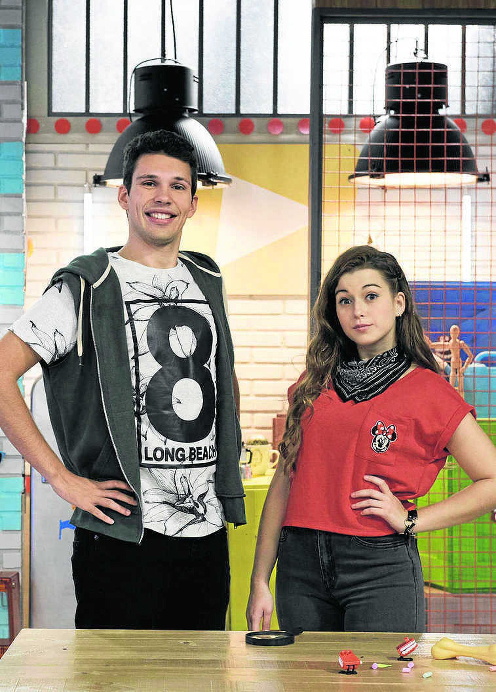 Chim, el presentador, con su nueva compañera, Paula.