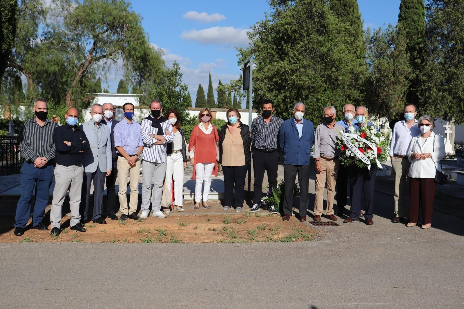 a diretiva del Xerez DFC casi al completo presidió el homenaje a Sixto de la Calle en el cuarto aniversario de su muerte junto a miembros de su familia y de la Fundación.