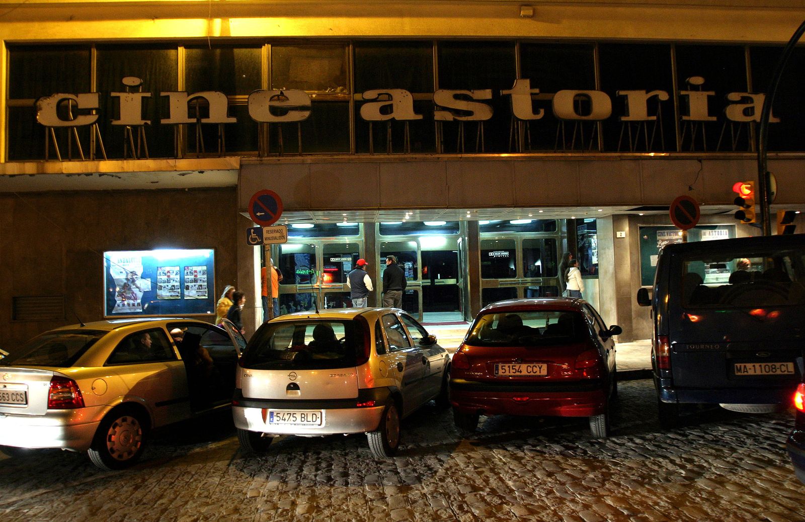 La imagen del Cine Astoria abierto no es un signo de nostalgia, sino el señalamiento de un lazo que persiste.