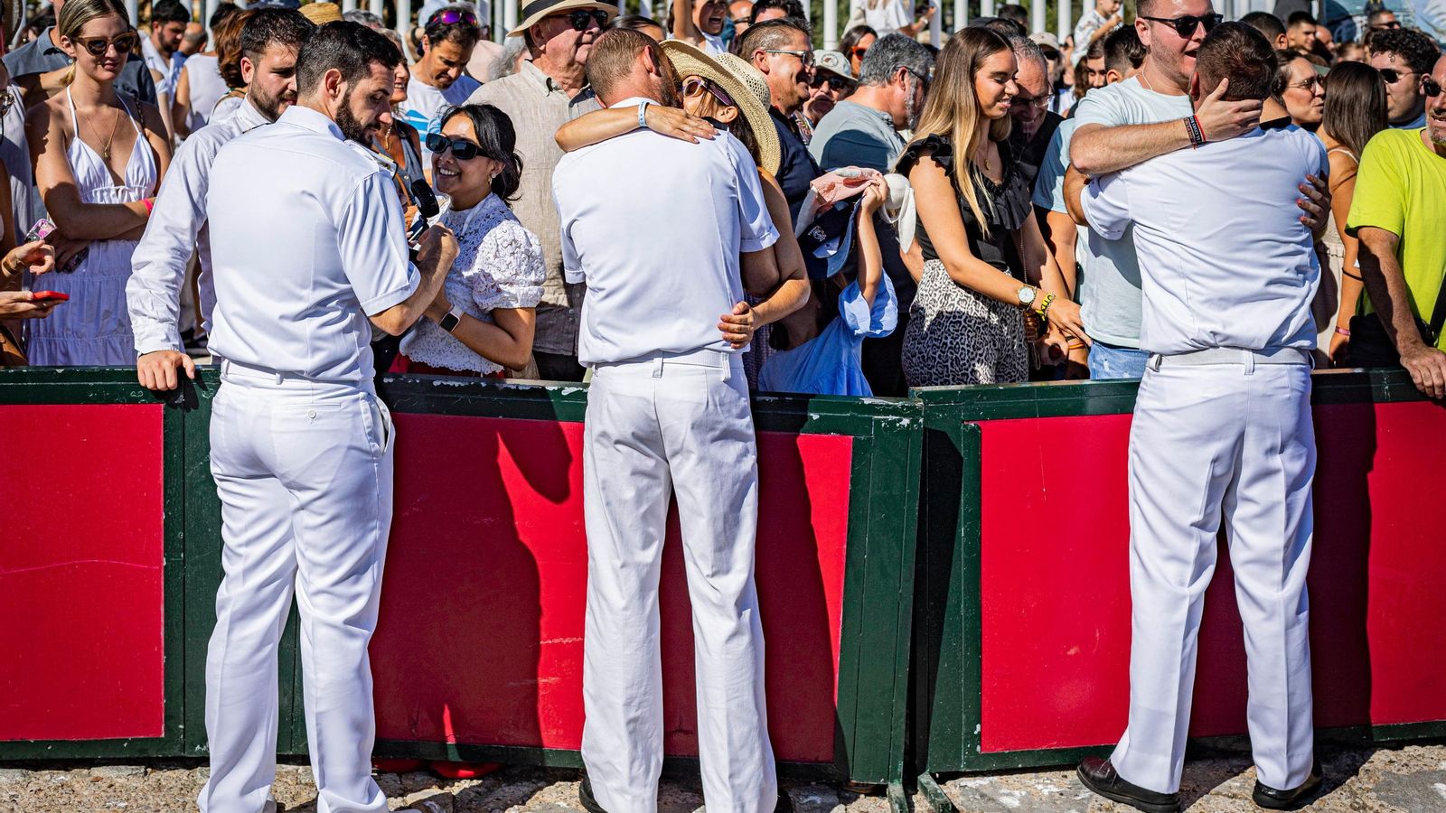 Componentes de la dotación del Elcano, abrazando a sus familiares.