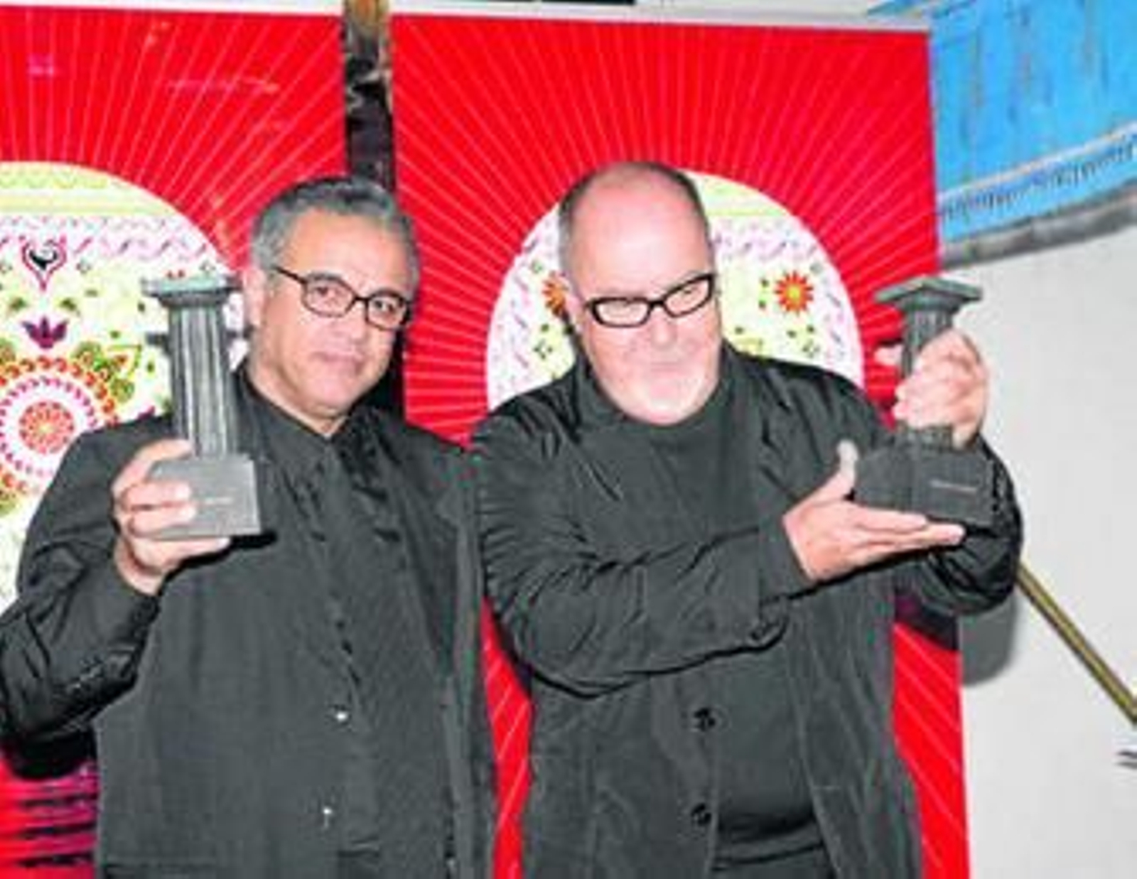 El productor (izqda.) y el cineasta sostienen el premio Hércules.