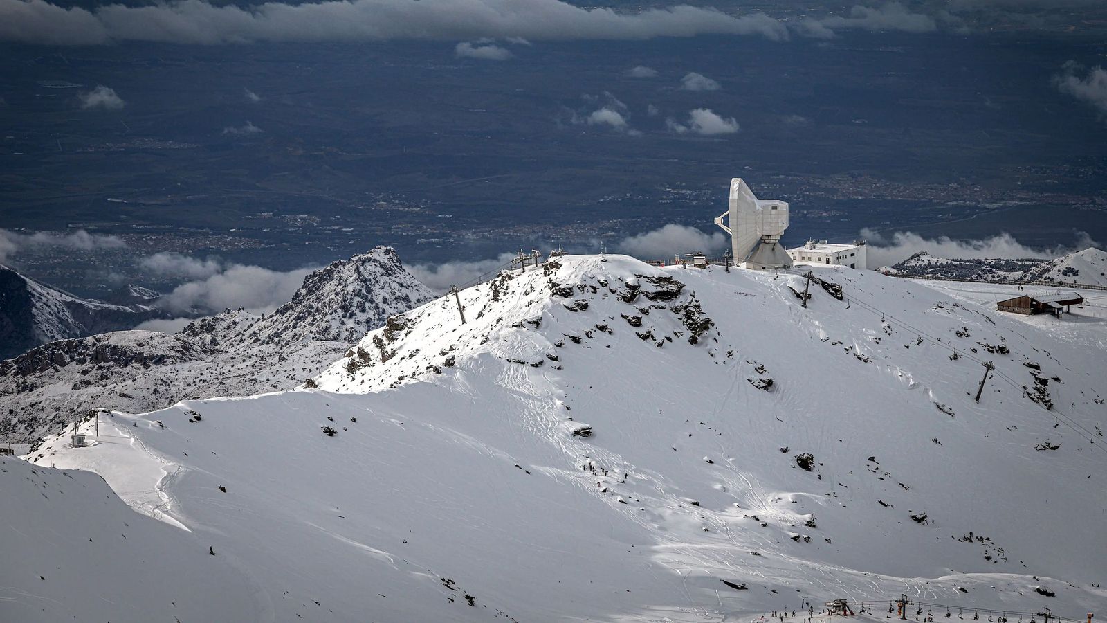 Radiotelescopio con Granada y su área metropolitana, al fondo