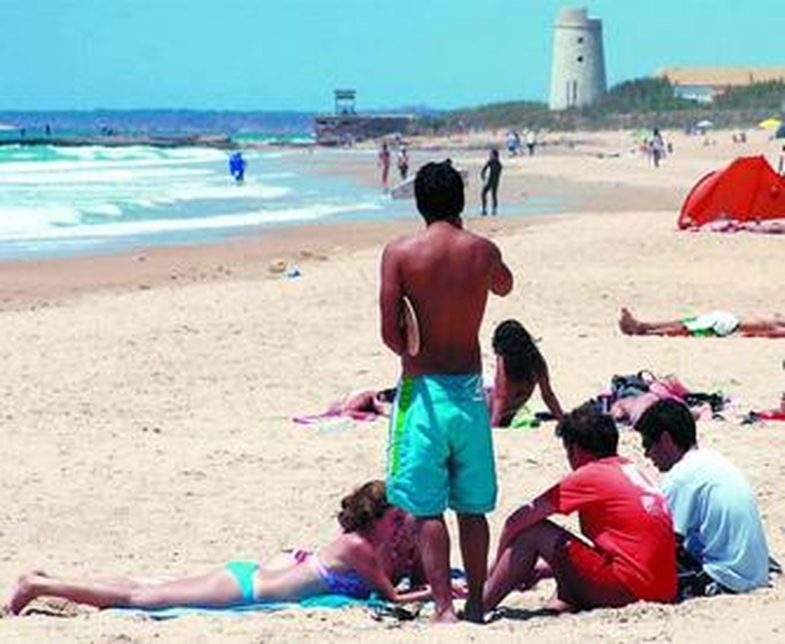 Varios veraneantes, en la playa vejeriega que ha retornado a la tranquilidad.