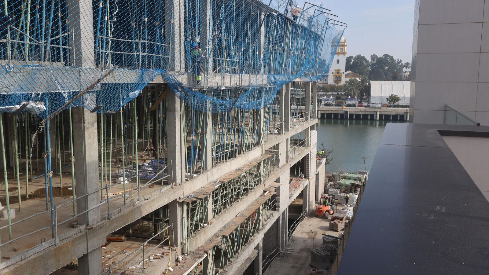 La proximidad del nuevo edificio y la sede del Círculo Mercantil.
