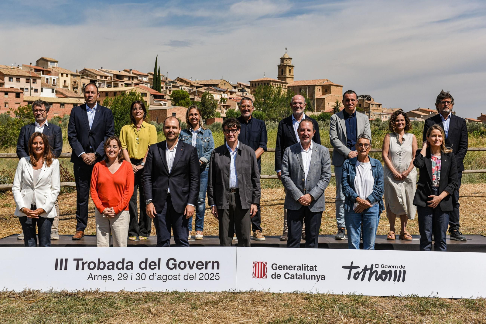 El presidente de la Generalitat, Salvador Illa, con el resto de su 'Govern', este viernes.
