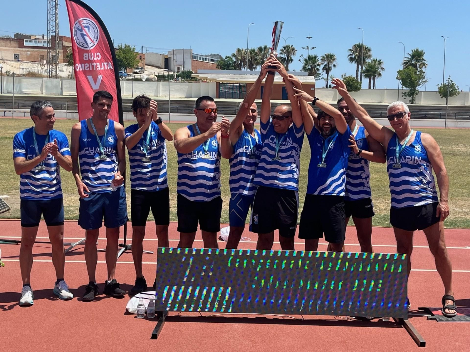 Los atletas del Chapín Jerez posan con el trofeo de subcampeón.