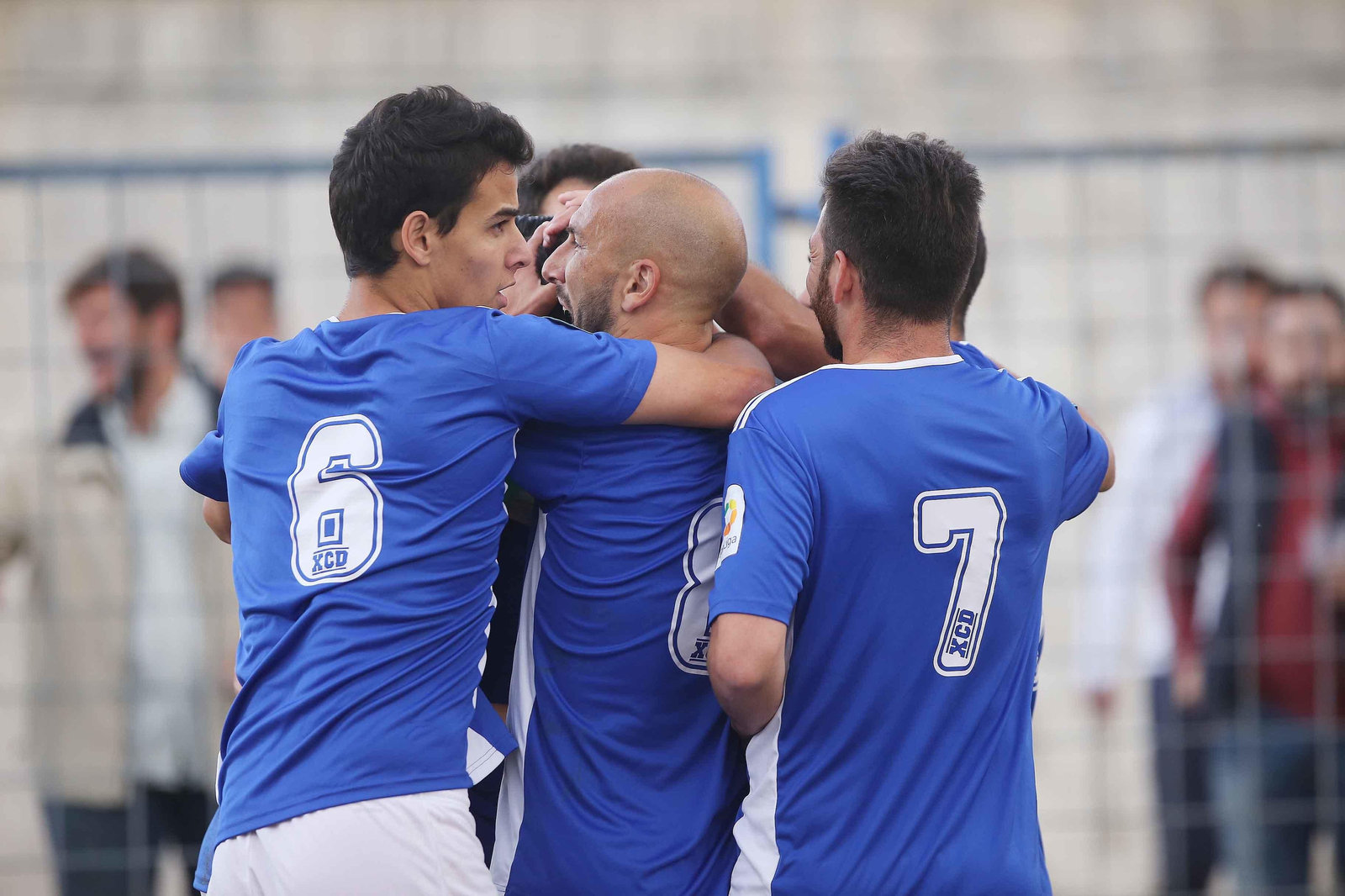 Los jugadores esperan el apoyo de la grada para ganar al Cabencese.