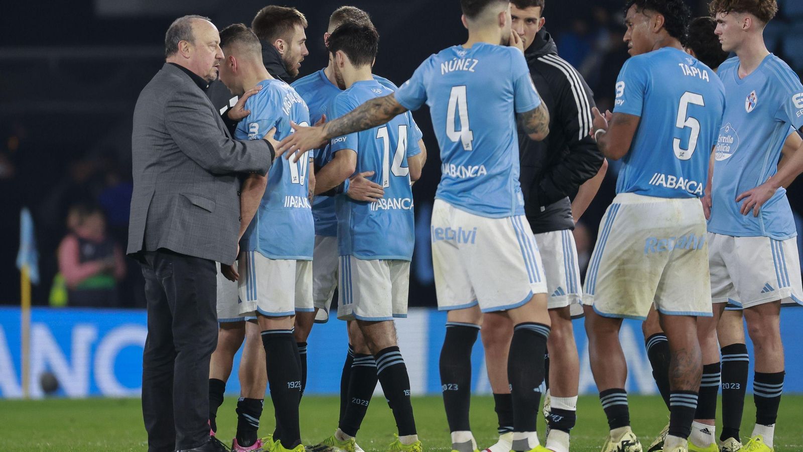 Rafa Benítez saluda a sus futbolistas tras el choque contra el Barça.