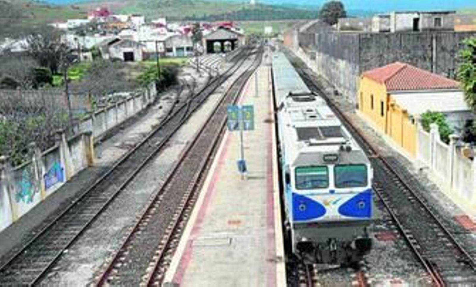 Un tren de cercanías entrando en la estación de Algeciras. Un tren de cercanías entrando en la estación de Algeciras.