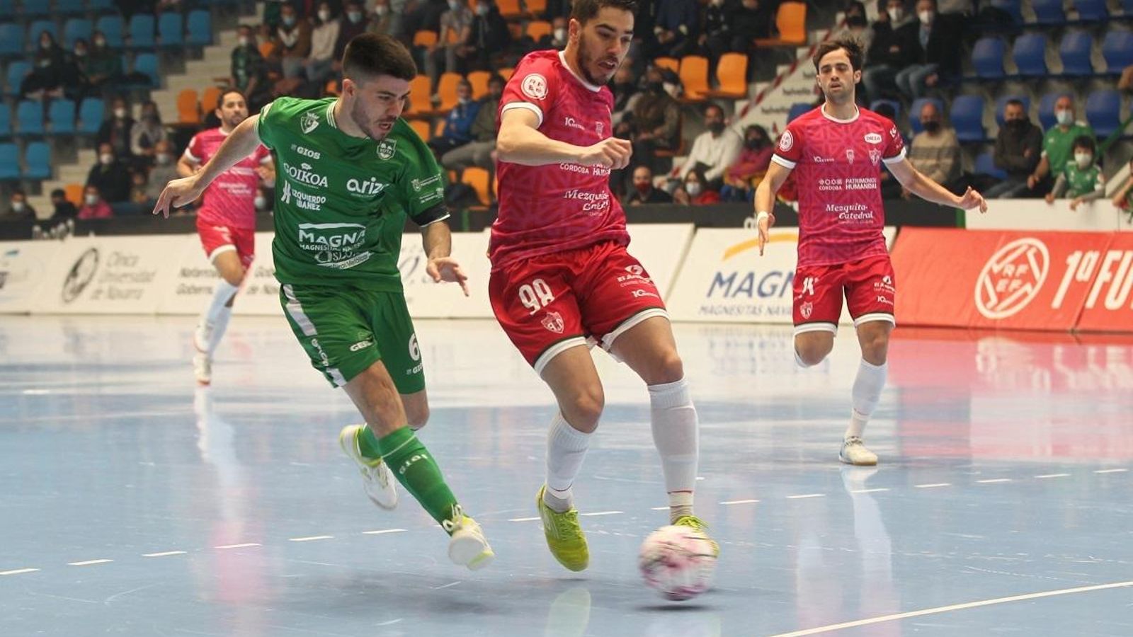 Perin, durante una acción del partido ante la presión de Dani Zurdo.