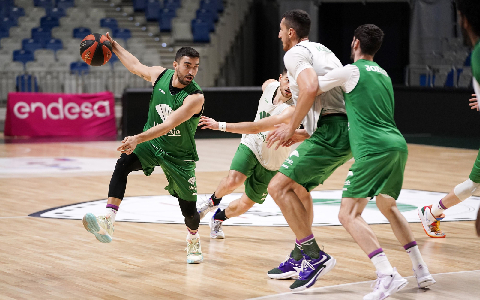 Jaime Fernández bota en el entrenamiento de ayer.