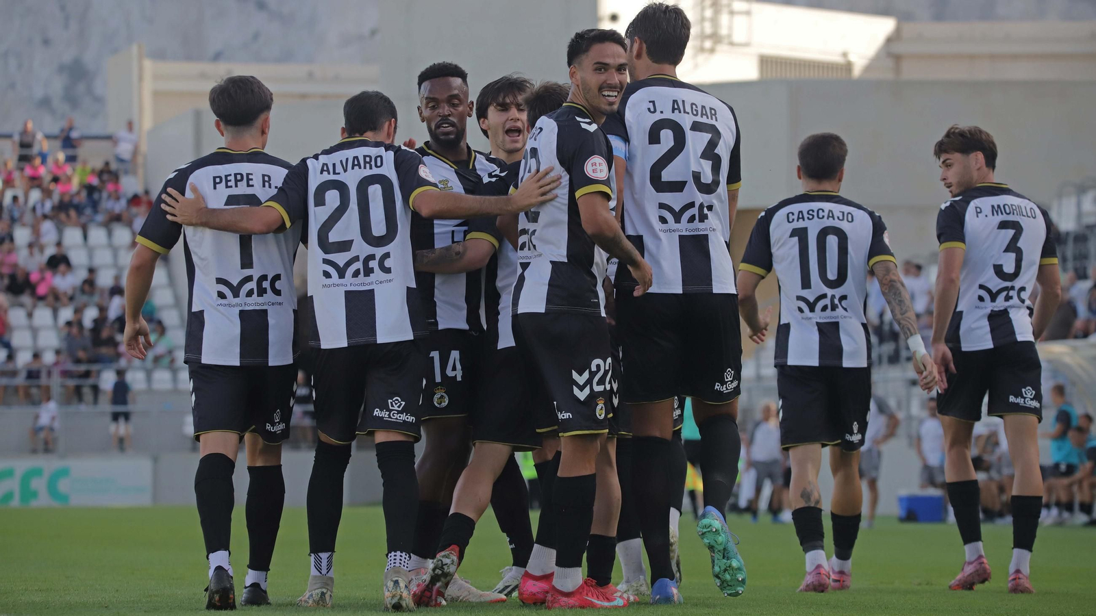 Diego Domínguez sonríe tras marcar uno de sus goles el Castilleja en La Línea.